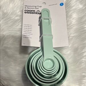 Room Essentials Light Green Measuring Cup and Spoon Set. Plastic Seafoam green